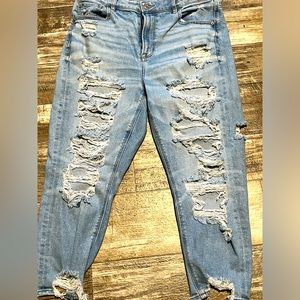 AMERICAN EAGLE MOM JEANS
